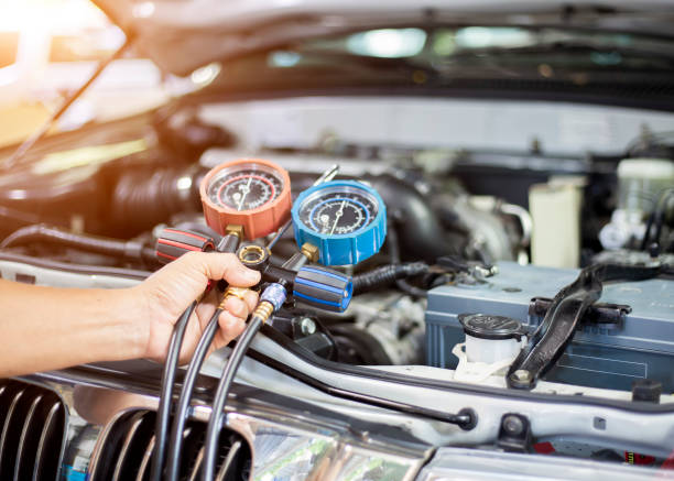 istock Car air conditioner check service, leak detection, fill refrigerant.Device and meter liquid cooling in the car by specialist technicians. 1324316664