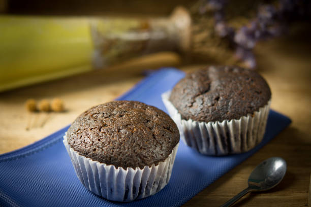 cupcake al cioccolato su sedia, atmosfera estiva, giornata calda, concetto di stile di vita. - cupcake crumb sweet wrapper chocolate foto e immagini stock