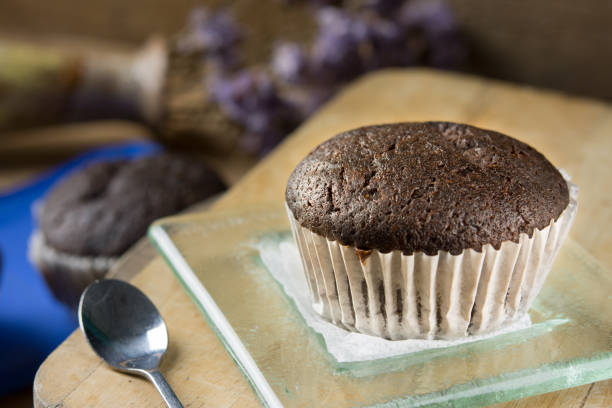 cupcakes de chocolate em uma cadeira, atmosfera de verão, dia quente, conceito de estilo de vida. - cupcake crumb sweet wrapper chocolate - fotografias e filmes do acervo