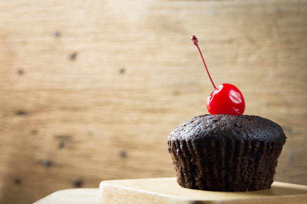 cupcake al cioccolato fatto in casa su sfondo vintage. - cupcake crumb sweet wrapper chocolate foto e immagini stock