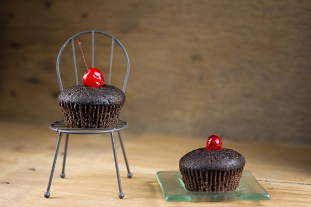 cupcakes de chocolate em uma cadeira, atmosfera de verão, dia quente, conceito de estilo de vida, espaço de cópia. - cupcake crumb sweet wrapper chocolate - fotografias e filmes do acervo