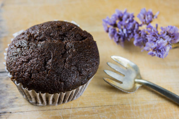 cupcake al cioccolato su sedia, atmosfera estiva, giornata calda, concetto di stile di vita. - cupcake crumb sweet wrapper chocolate foto e immagini stock