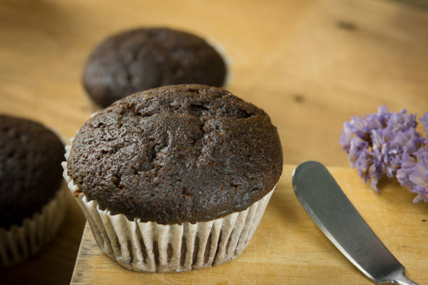 cupcake al cioccolato su sedia, atmosfera estiva, giornata calda, concetto di stile di vita. - cupcake crumb sweet wrapper chocolate foto e immagini stock