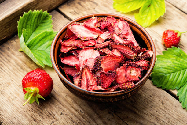 tranches de fraises séchées - dry strawberry dried food fruit photos et images de collection