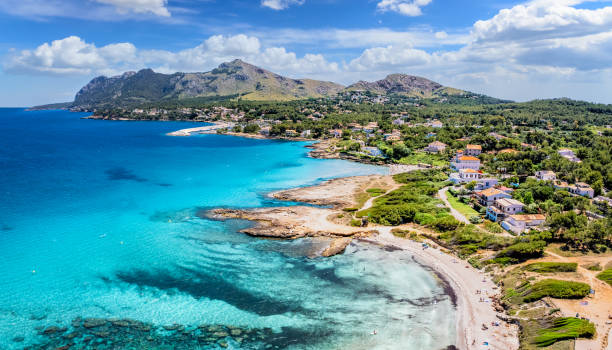 vista aerea con spiaggia di sant pere - majorca foto e immagini stock