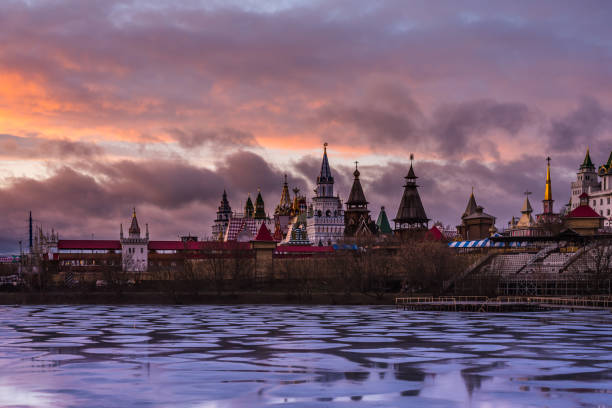 evening city winter moscow landscape - view of the frozen pond and the izmailovsky kremlin - kremlin imagens e fotografias de stock