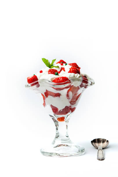 dessert estivo alla fragola e alla panna montata dolce in una tazza di vetro - yogurt yogurt container strawberry spoon foto e immagini stock