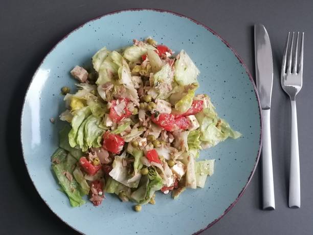 grüner salat mit thunfisch - tuna salad sandwich stock-fotos und bilder