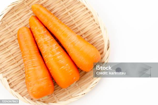 Frische Karotte Auf Bambussieb Auf Weißem Hintergrund Stockfoto und mehr Bilder von Ballaststoff