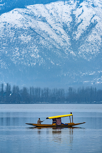 Una hermosa vista del lago Dal en invierno, Srinagar, Cachemira, India. photo