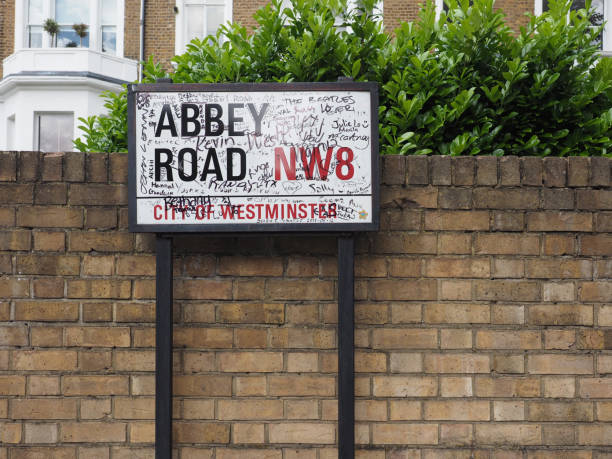 cartel de abbey road en londres - abbey road fotografías e imágenes de stock