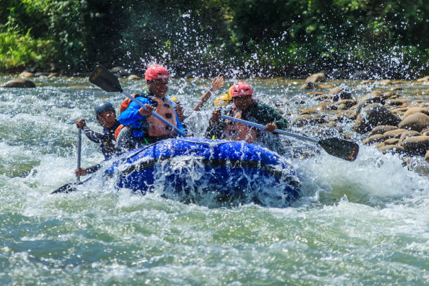 백물 래프팅 의 그룹 - rafting strength excitement men 뉴스 사진 이미지