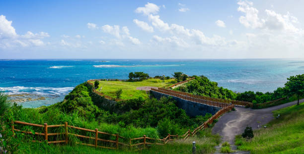 parc du cap chinen (ville de nanjo, préfecture d’okinawa), où le vert du cap, le bleu de la mer et le bleu du ciel sont magnifiques - green sky water wave photos et images de collection