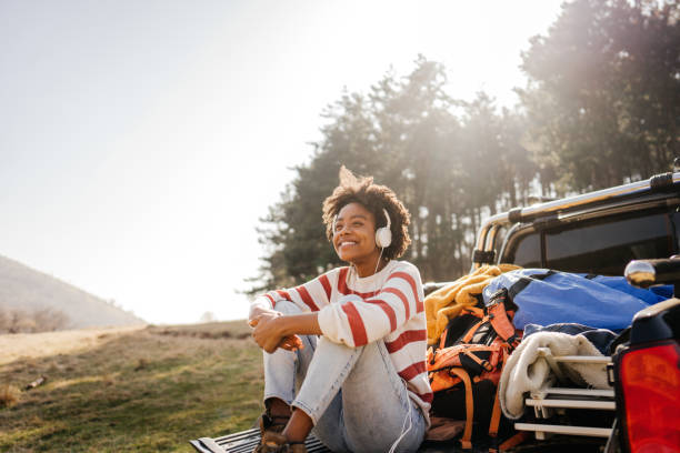 słuchanie muzyki podczas podróży - road trip audio zdjęcia i obrazy z banku zdjęć