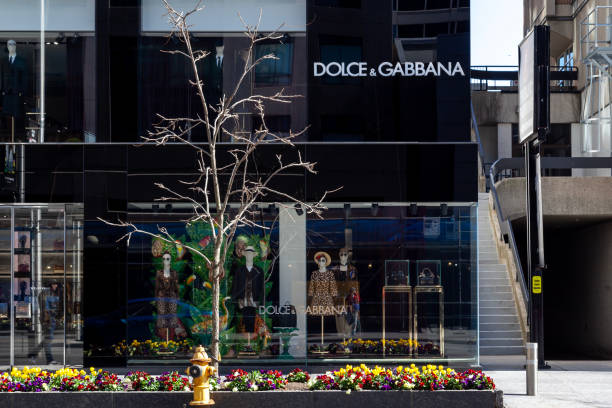 uma loja da dolce & gabbana na área de negócios bloor-yorkville em toronto na primavera. - dolce & gabbana - fotografias e filmes do acervo