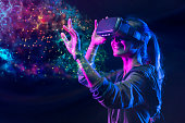 VR草を持つ人々は、バーチャルリアリティゲームをプレイしています。未来のデジタル技術と3Dバーチャルリアリティシミュレーション現代未来的なライフスタイル