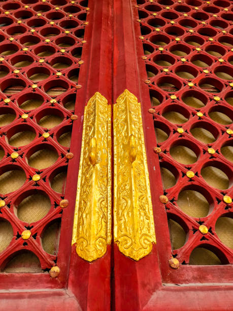 fermeture de l’ancienne porte chinoise - beijing temple of heaven temple door photos et images de collection