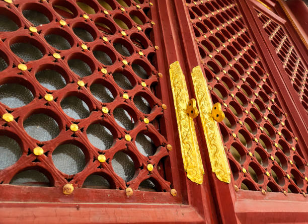 fechamento de porta antiga chinesa - gate handle door traditional culture - fotografias e filmes do acervo