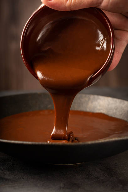 вкусный шоколадный ганаш. какао. - chocolate topping стоковые фото и изображения
