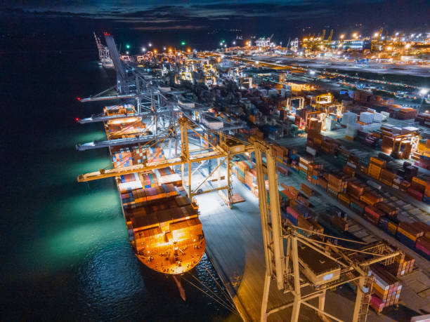 handelshafen, verschiffung von fracht zum hafen, luftaufnahme von drohne, internationaler transport - singapore shipping cargo container nautical vessel stock-fotos und bilder