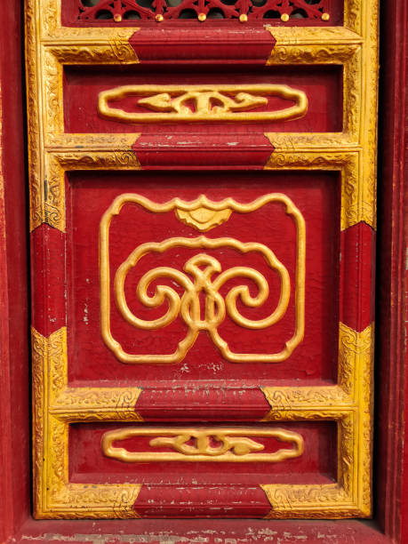 fermeture de l’ancienne porte chinoise - beijing temple of heaven temple door photos et images de collection