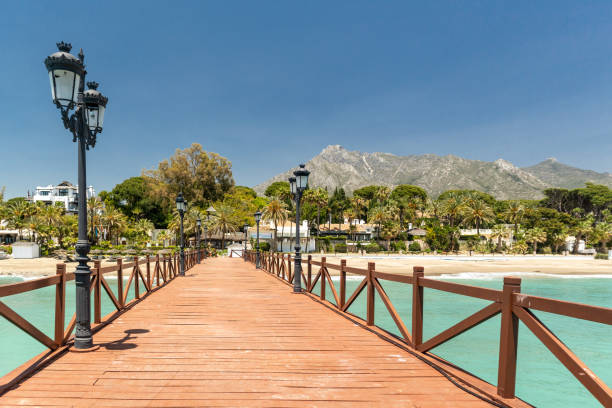 vista del puente de madera roja "embarcadero" en marbella. españa - marbella fotografías e imágenes de stock