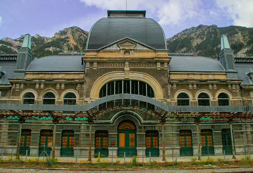 It is a railway station located in the municipality spanish of Canfranc (Huesca), close to the border with France.
