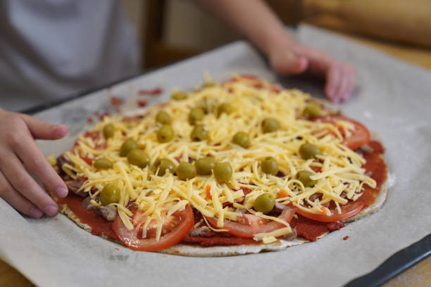 a garota cozinhando pizza saudável sem glúten com carne. cozinhando juntos. - bread food baked 7 grain bread - fotografias e filmes do acervo