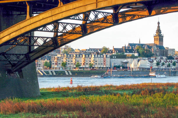 ワール川に位置するナイメーヘン(オランダ)の下町の眺め - ヘルデルラント州 ストックフォトと画像