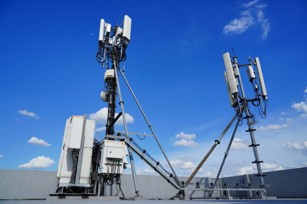 5G ,4G Antenna tower station on roof 5G, 4G Antenna tower station  on roof in summer with blue sky background antenna aerial stock pictures, royalty-free photos & images