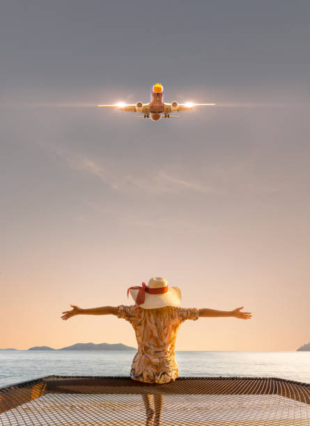счастливая женщина сидит у моря и в небе есть самолеты - thailand surat thani province ko samui coconut palm tree стоковые фото и изображения