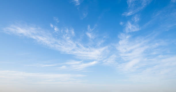 schöne himmel mit weißen wolken - wispy stock-fotos und bilder