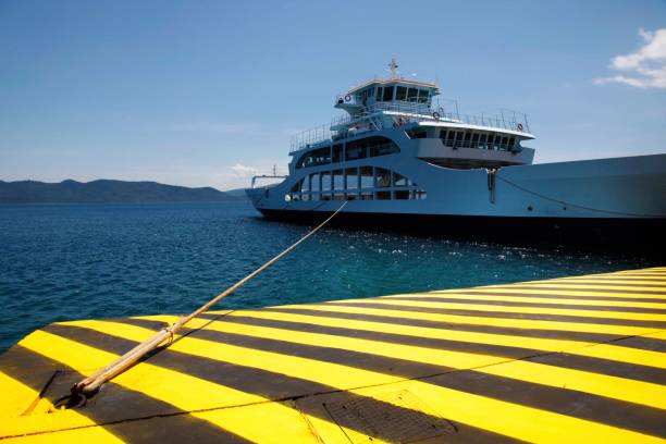 港のフェリーボート - ferry terminal ストックフォトと画像