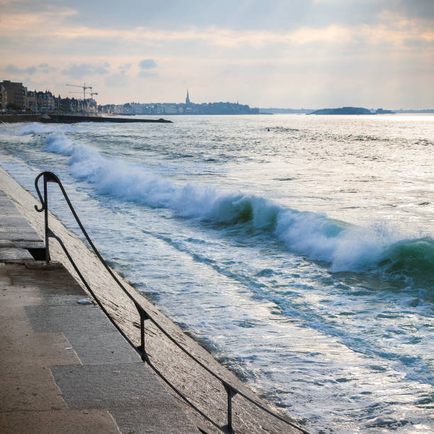 istock Wave on the Saint-Malo dike 1324422915