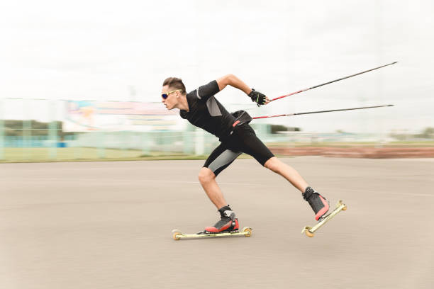 Sports concept for roller skiing photography. Male portrait of professional athlete outdoors with sports ski goggles for eye protection. Man is roller skating. Sportsperson is doing sport concepto deportivo para la fotografía de esquí sobre ruedas. retrato masculino de atleta profesional al aire libre con gafas de esquí deportivas para la protección de los ojos. el hombre es patinaje sobre ruedas. deportista está haciendo deporte