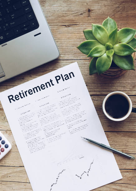 пенсионный план. калькулятор, ручка и блокнот на деревянном столе - pension finance retirement graph стоковые фото и изображения