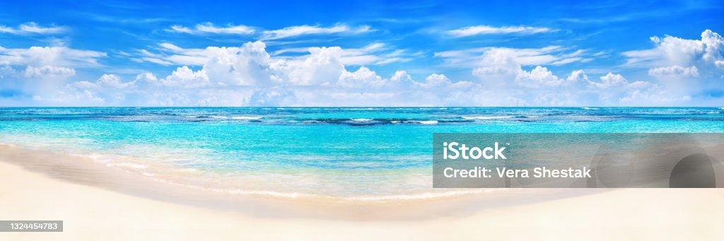 Hermoso Panorama De Playa Tropical Paisaje De Islas Exóticas Agua De Mar Turquesa Olas Del Océano Arena Amarilla Cielo Azul Soleado Nubes Blancas Vacaciones De Verano Calientes Vacaciones Viajes Al Caribe Vista Hermoso Panorama De Playa Tropical Paisaje De Islas Exóticas Agua De Mar Turquesa Olas Del Océano Arena Amarilla Cielo Azul Soleado Nubes Blancas Vacaciones De Verano Calientes Vacaciones Viajes Al Caribe Vista