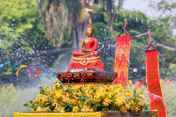 la tradizione di fare il bagno al buddha su base annuale festival di chiang mai songkran, thailandia - editorial thailand spirituality gold foto e immagini stock