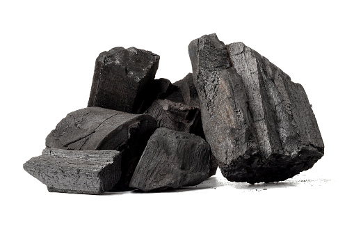 Carbón de leña natural, carbón tradicional o no humo y carbón inodoro carbón de leña dura aislado sobre fondo blanco. photo