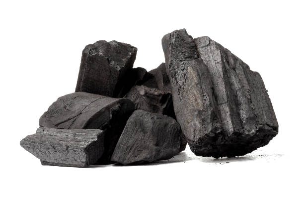 carbone di legno naturale, carbone tradizionale o non fumo e carbone duro a carbone inodore isolato su sfondo bianco. - carbone foto e immagini stock