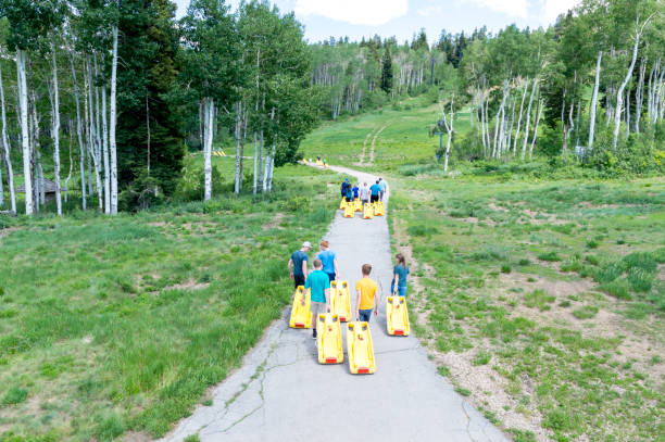 día ocupado en el tobogán de park city mountain - jinetes tirando de sildes - steep road footpath moving down fotografías e imágenes de stock