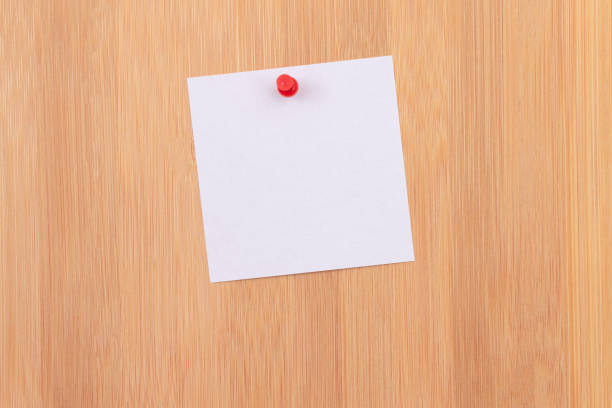 biała notatka przyklejona przypięta do drewnianej tablicy wiadomości - to do list checklist list adhesive note zdjęcia i obrazy z banku zdjęć