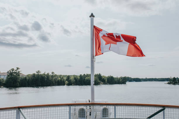 보트에 캐나다 국기 - canadian flag canada canada day flag 뉴스 사진 이미지