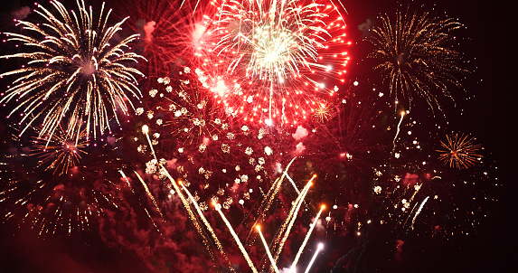 Coloridos fuegos artificiales vibrantes celebran el aniversario feliz año nuevo 2022, 4 de julio festival de vacaciones. fuegos artificiales de colores en la noche para celebrar la fiesta nacional. cuenta atrás año nuevo 2022 tiempo de fiesta photo