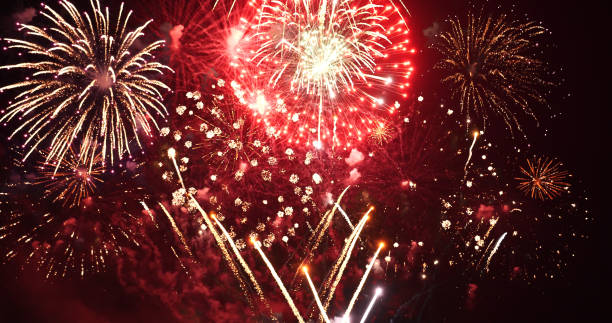 kolorowe żywe fajerwerki świętować rocznicę szczęśliwego nowego roku 2022, 4 lipca święto festiwalu. kolorowe fajerwerki w nocy z okazji święta narodowego. odliczanie nowego roku 2022 czas imprezy - fireworks zdjęcia i obrazy z banku zdjęć