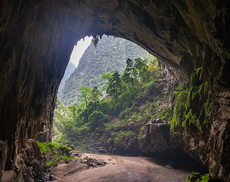 entrance to hang en cave in vietnam