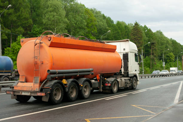 caminhão de combustível. transportador de produtos a gás. transporte de gasolina. - milk tanker truck highway trucking - fotografias e filmes do acervo