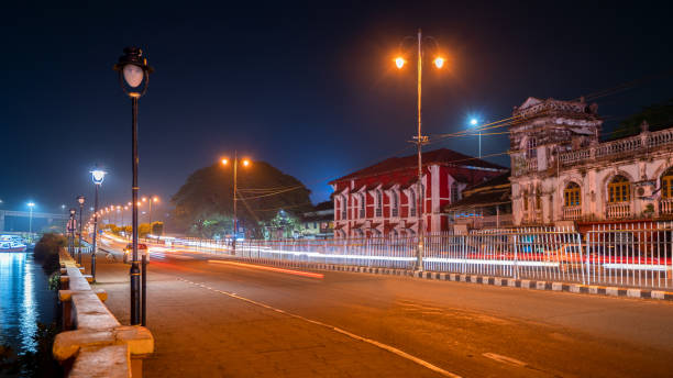 paisaje nocturno de la ciudad de goa, india - panjim fotografías e imágenes de stock