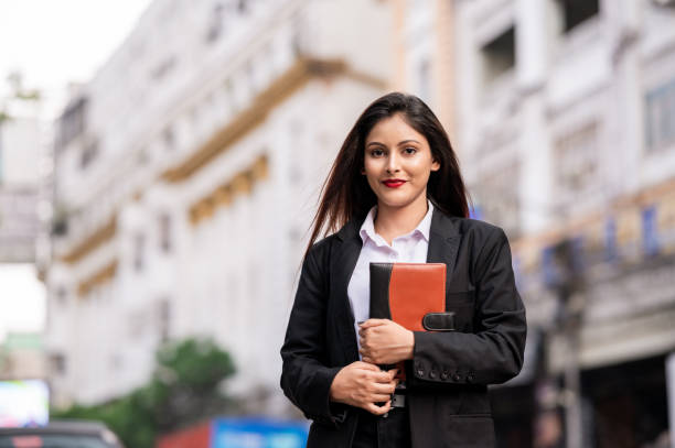캠퍼스 건물 밖에서 젊은 인도 학생의 초상화. - business book business person formalwear 뉴스 사진 이미지