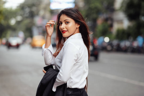 retrato de una joven empresaria - india car people business fotografías e imágenes de stock